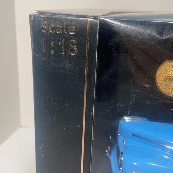 1946 Ford Sportsman Light Blue Signature Series 1:18 scale Mint In Box! - Picture 6 of 11